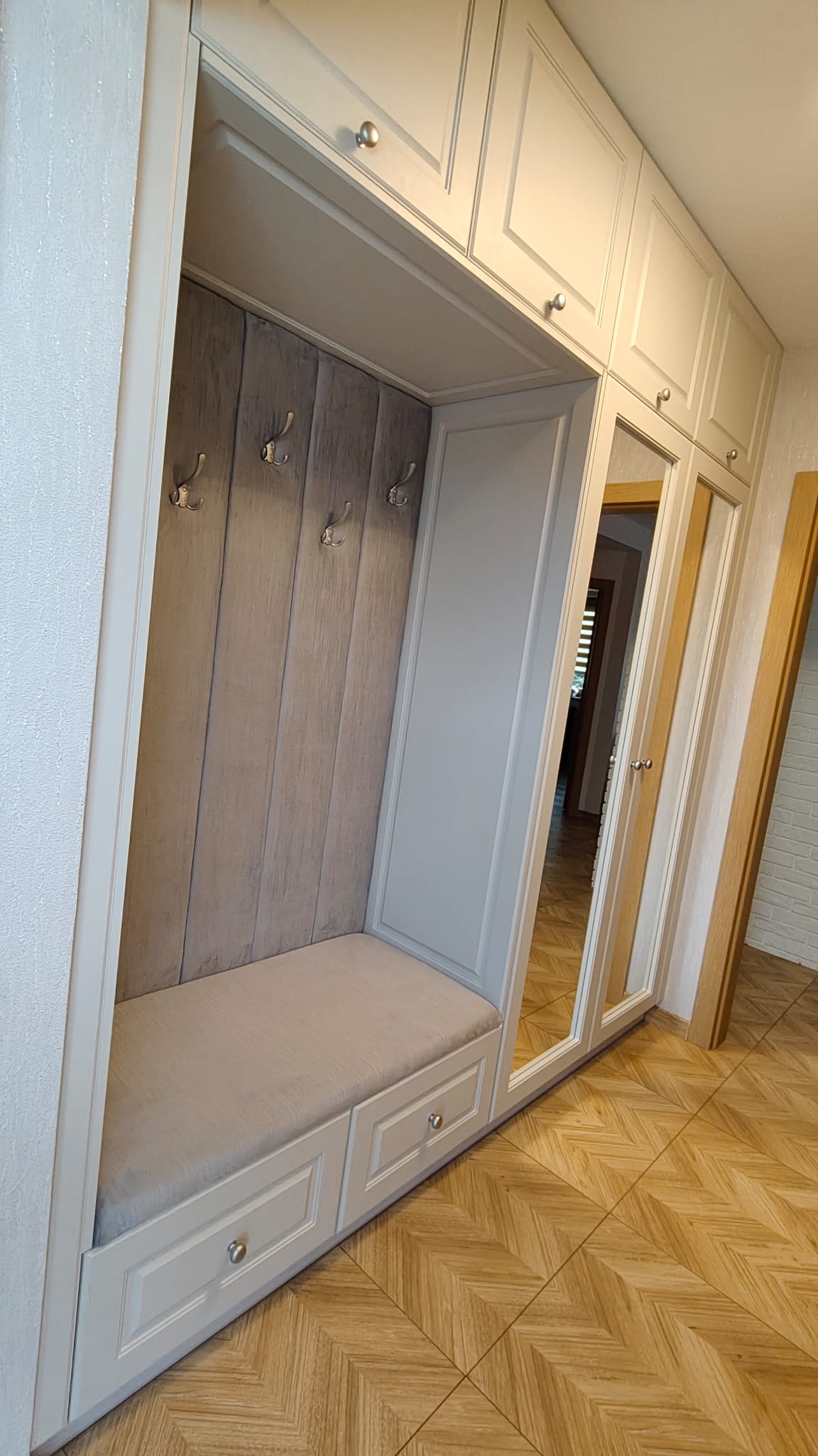 Garderoba na wymiar z siedziskiem i wieszakami w przedpokoju, Kielce